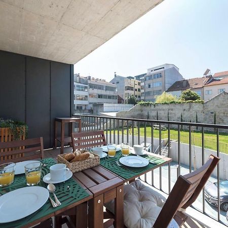 Lovelystay - Downtown Balcony Apartment With Free Parking Porto Luaran gambar