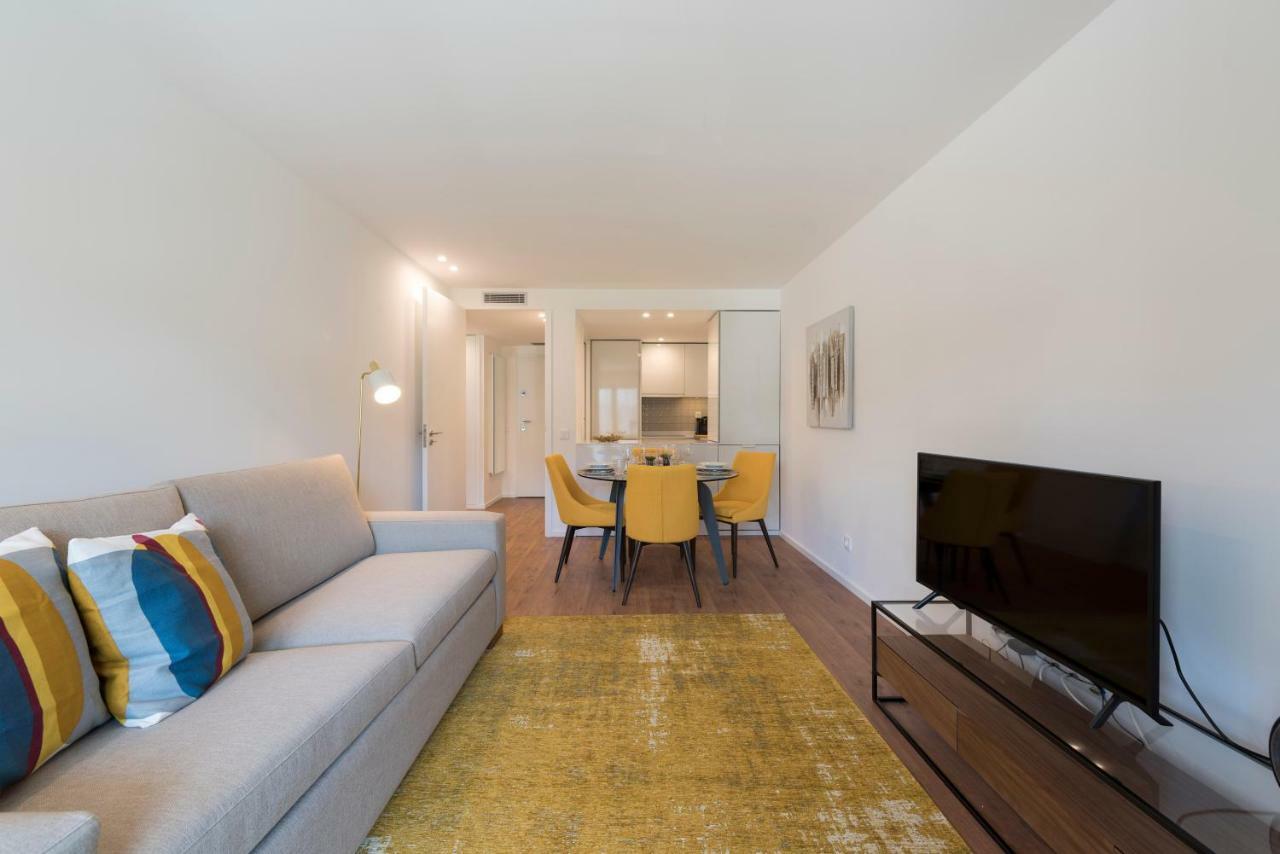 Lovelystay - Downtown Balcony Apartment With Free Parking Porto Luaran gambar