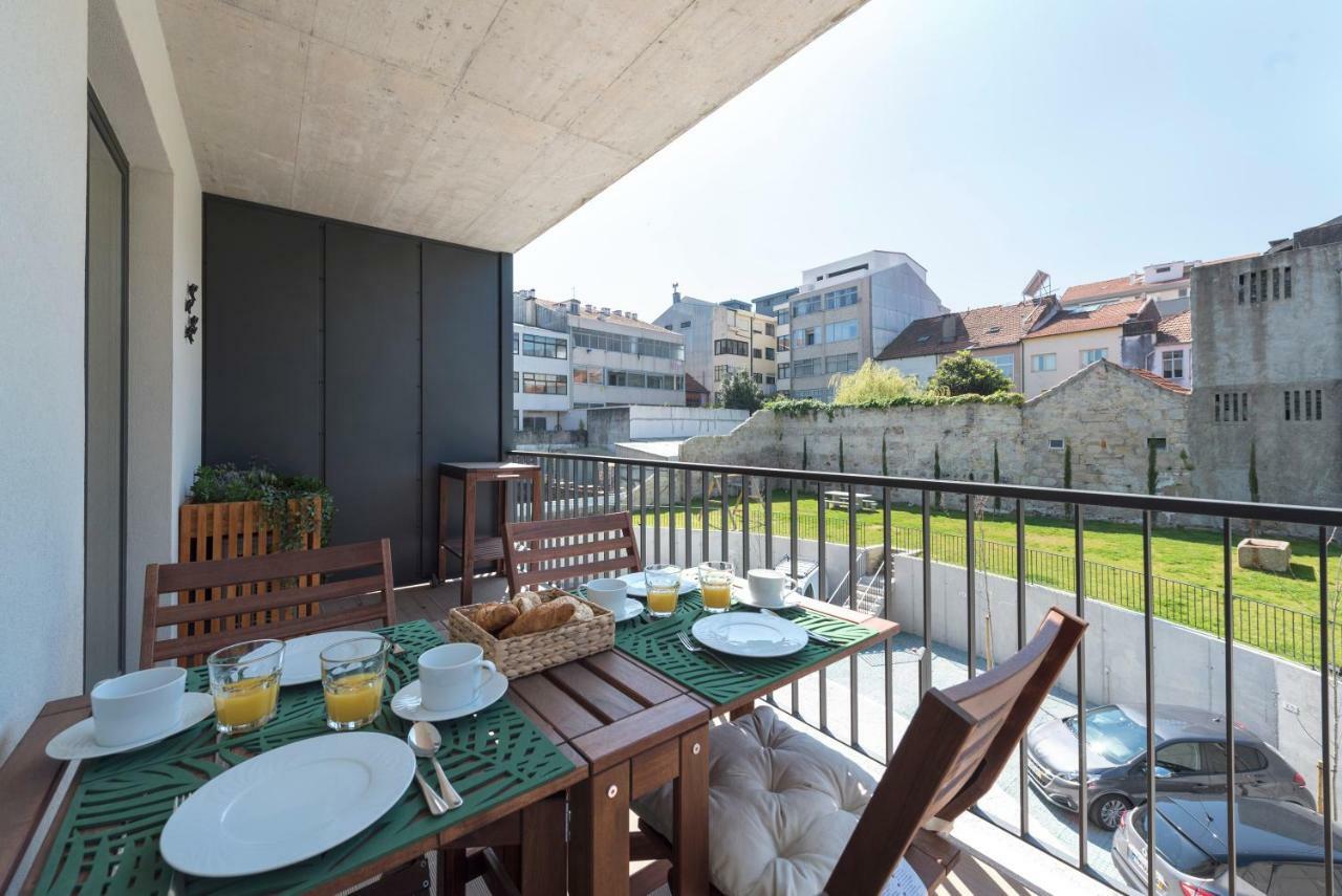 Lovelystay - Downtown Balcony Apartment With Free Parking Porto Luaran gambar
