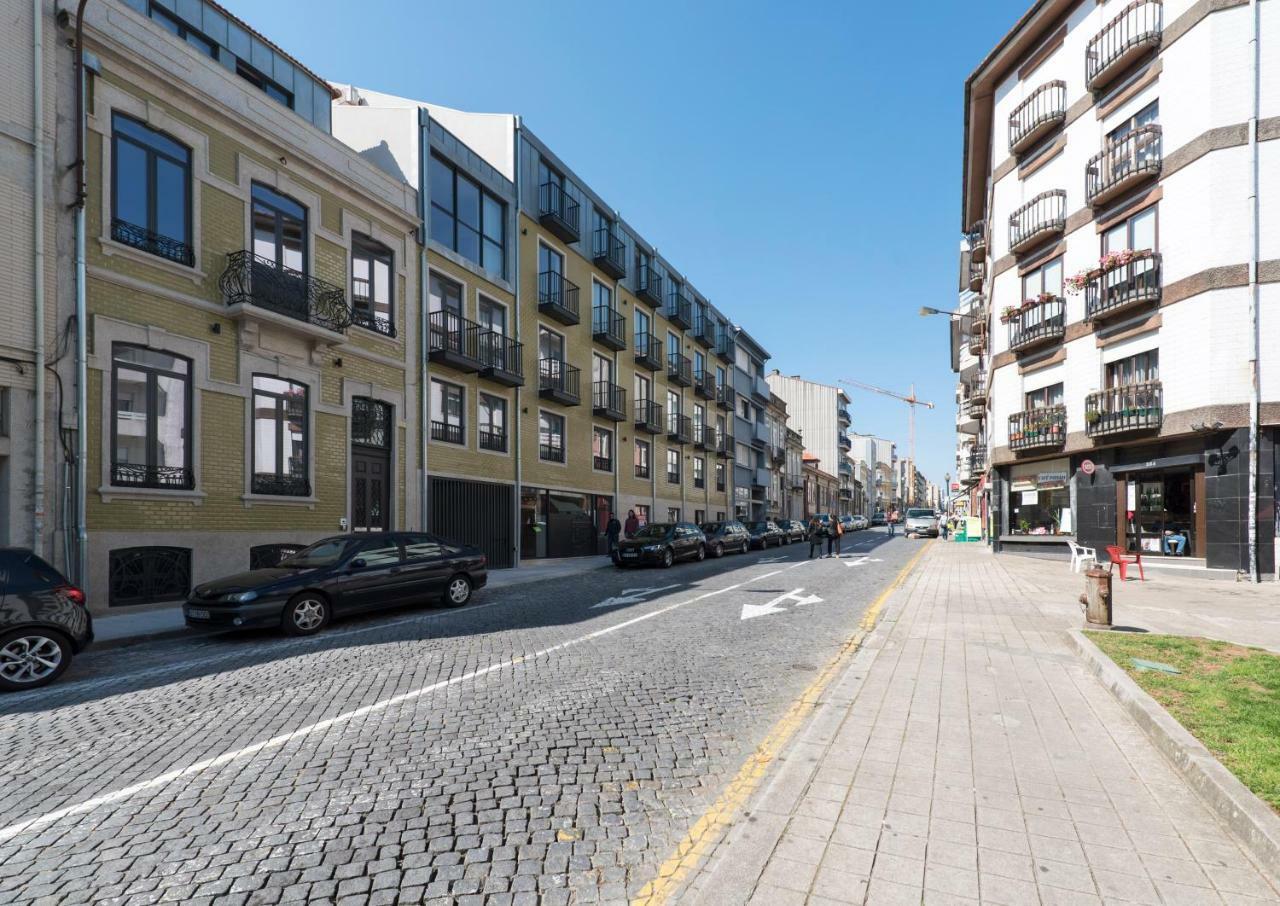 Lovelystay - Downtown Balcony Apartment With Free Parking Porto Luaran gambar