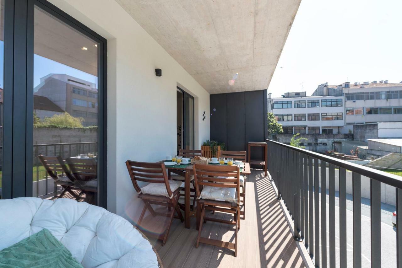 Lovelystay - Downtown Balcony Apartment With Free Parking Porto Luaran gambar