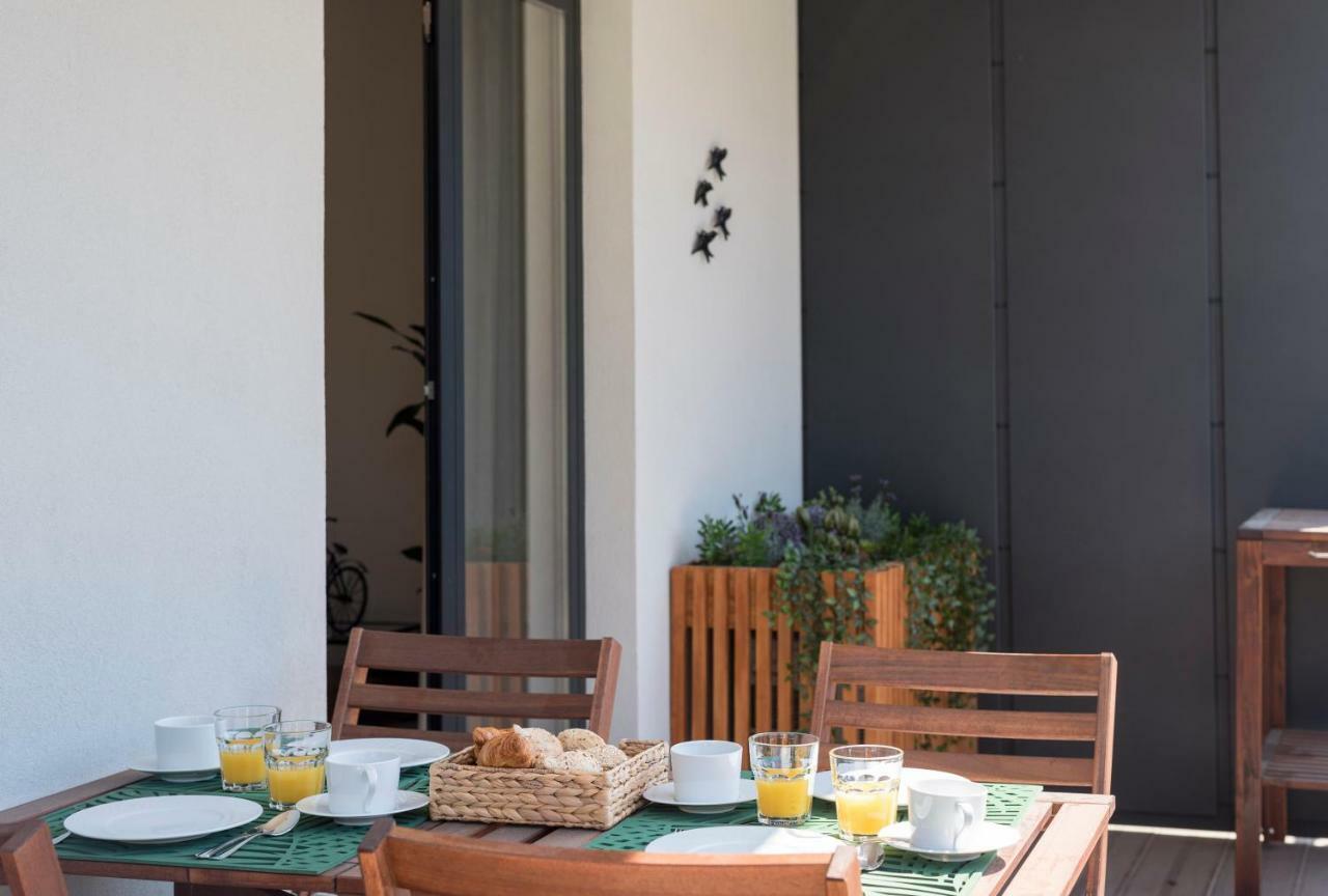 Lovelystay - Downtown Balcony Apartment With Free Parking Porto Luaran gambar