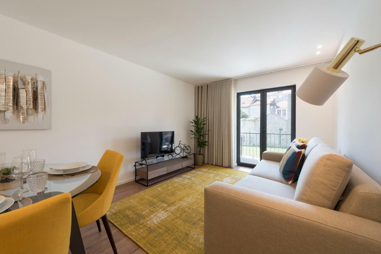 Lovelystay - Downtown Balcony Apartment With Free Parking Porto Luaran gambar