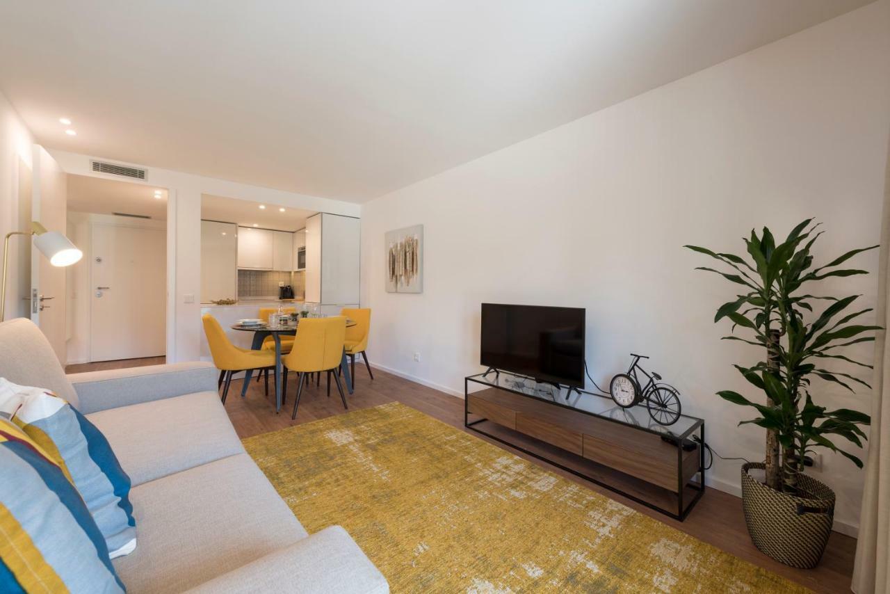 Lovelystay - Downtown Balcony Apartment With Free Parking Porto Luaran gambar