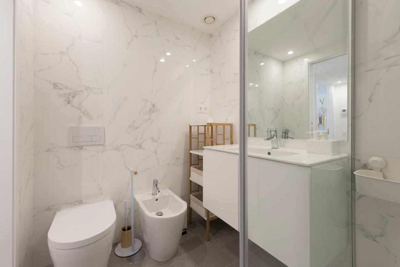 Lovelystay - Downtown Balcony Apartment With Free Parking Porto Luaran gambar