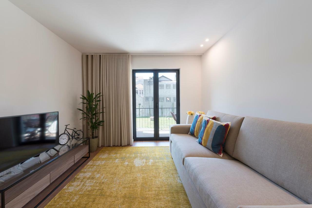 Lovelystay - Downtown Balcony Apartment With Free Parking Porto Luaran gambar