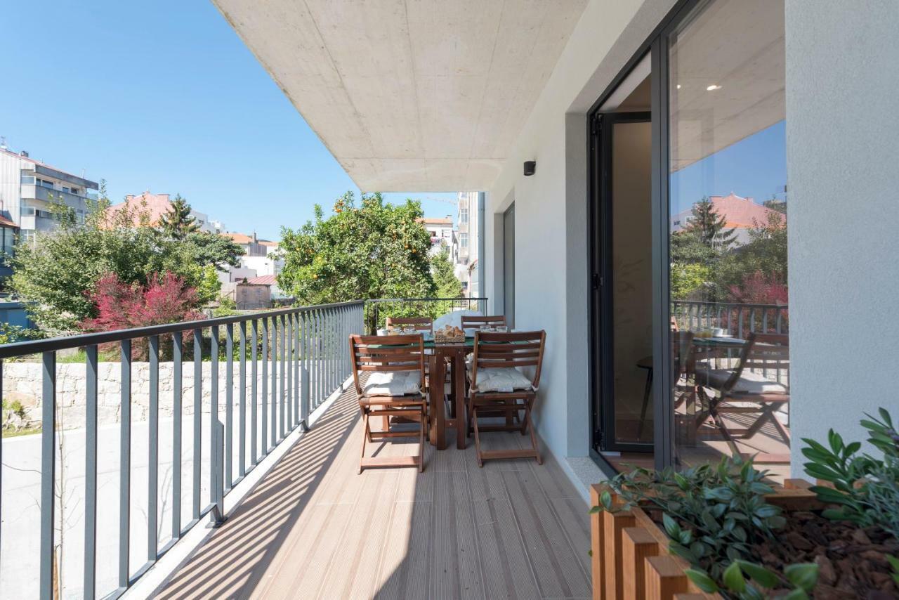 Lovelystay - Downtown Balcony Apartment With Free Parking Porto Luaran gambar