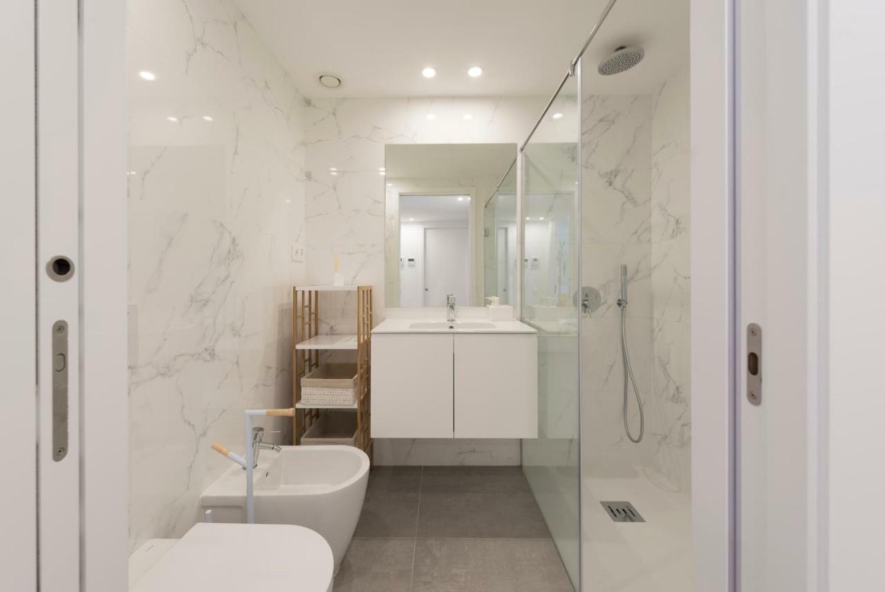 Lovelystay - Downtown Balcony Apartment With Free Parking Porto Luaran gambar