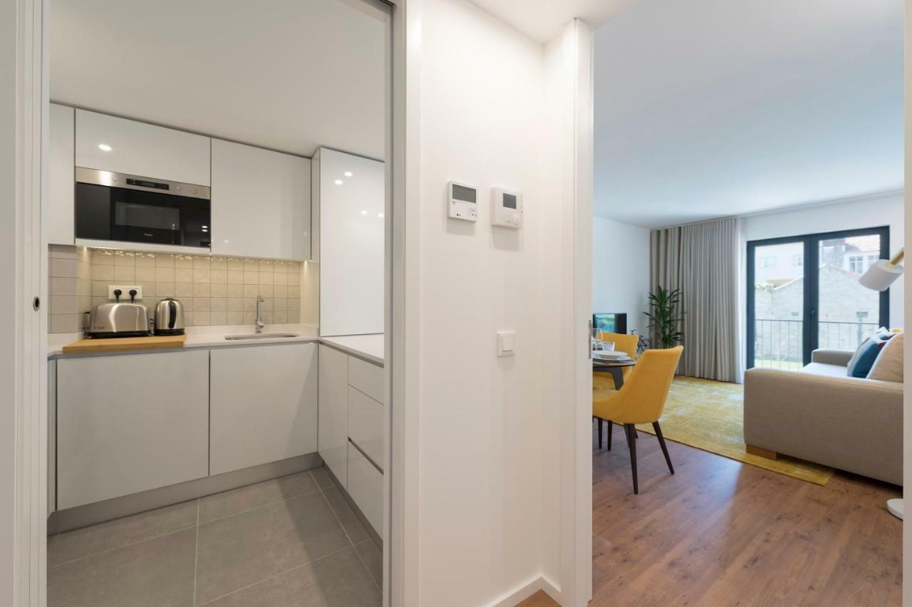 Lovelystay - Downtown Balcony Apartment With Free Parking Porto Luaran gambar